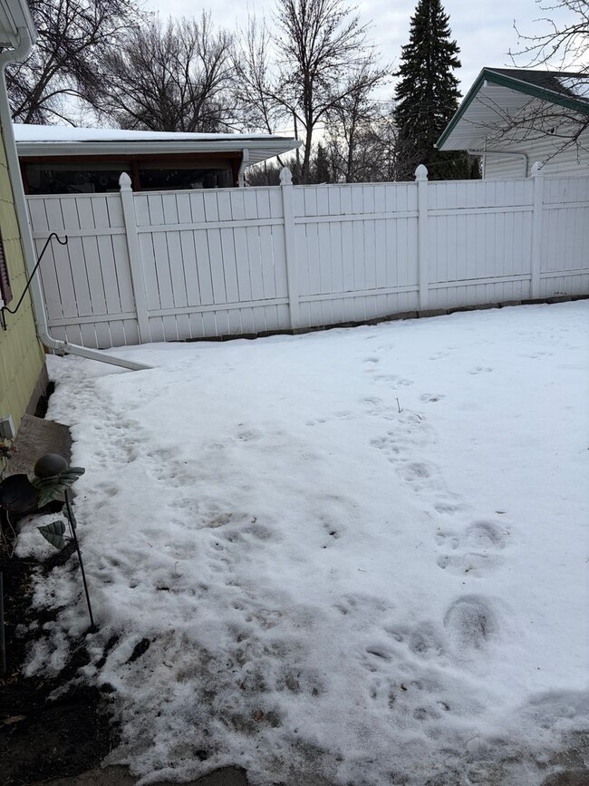 Building Photo - ***RENT SPECIAL*** $300 off rent for the first 2 months*** Charming 2-Bedroom, 1.5-Bath with Gara...