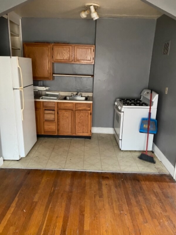 Building Photo - 1115 Rossmore Ave