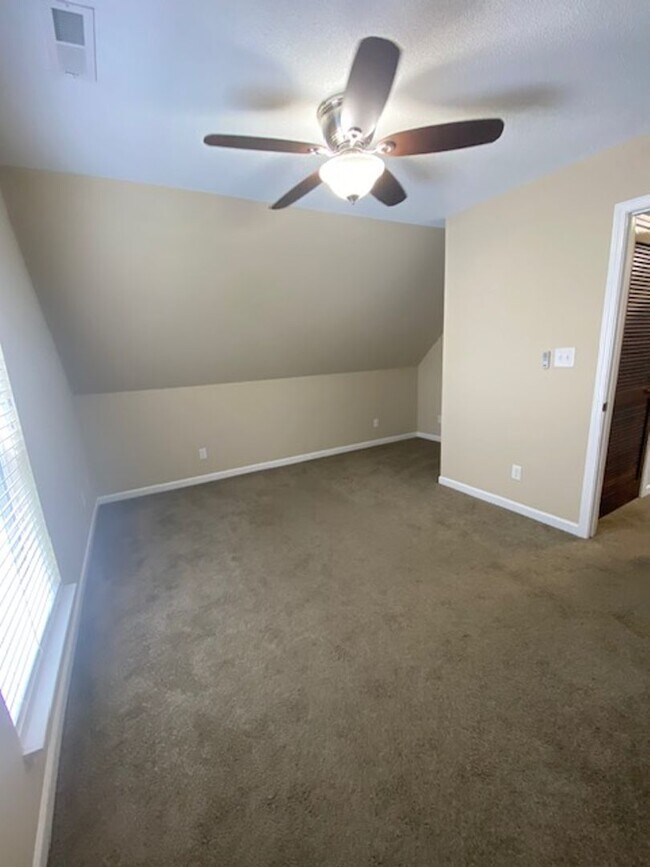 Building Photo - Updated 3 bed 2 bath house