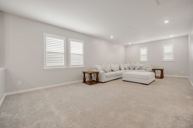 Building Photo - Spacious 5-Bedroom Home with Modern Upgrad...