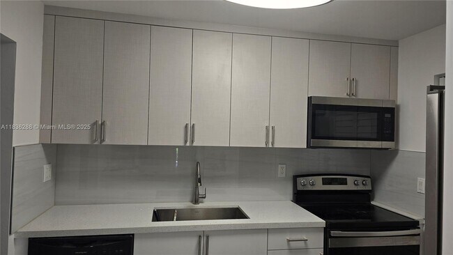 Building Photo - 200 Lakeview Dr