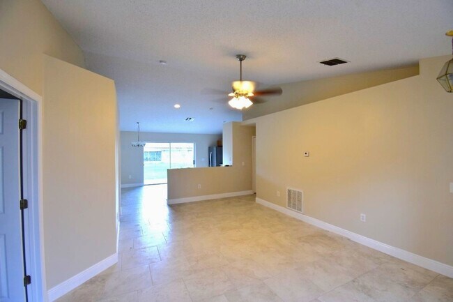 Building Photo - Spacious 3 Bedroom 2 Bath