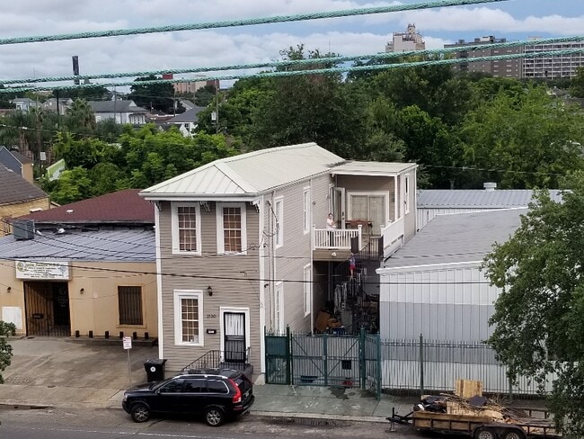 Building Photo - 2130 Simon Bolivar Ave