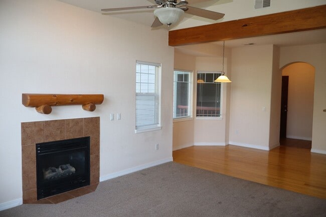 Building Photo - Cozy Two Bedroom Condo
