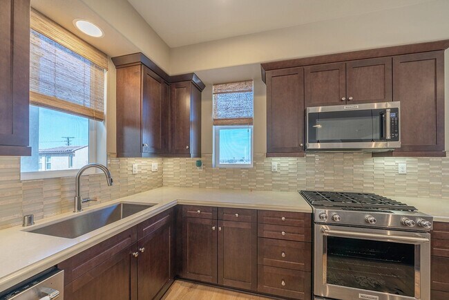 Building Photo - Gorgeous Lomita Townhome