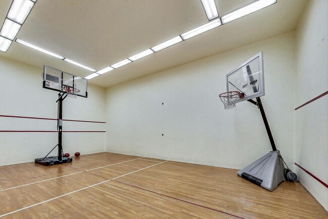 Building Photo - 2100 N Lincoln Park W