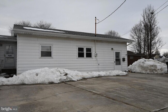 Building Photo - 52 Chestnut St