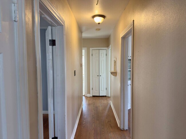 Building Photo - Adorable 3 bed 2 bath home in Brook Village!