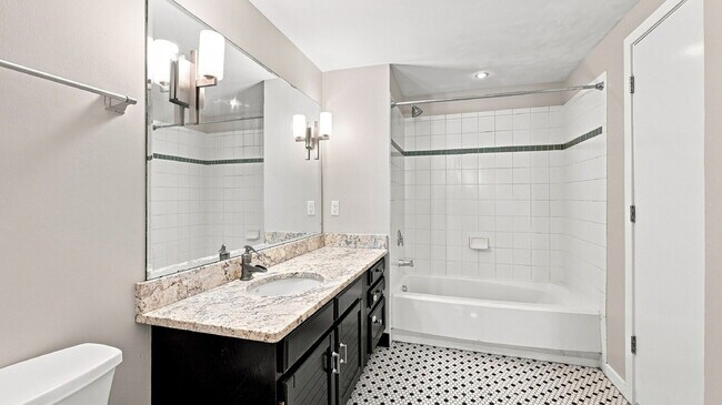 Building Photo - $2,820.95- 2 bed, 1 bath Condo in the heart of Denver with In Unit Laundry!