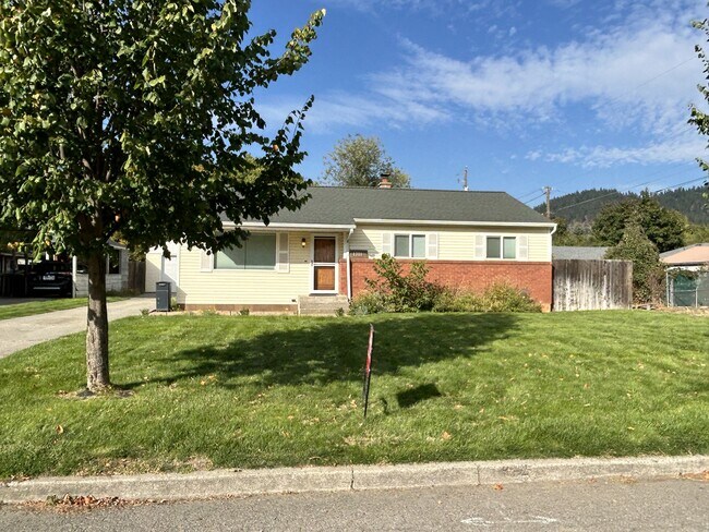 Primary Photo - 1311 E Maple Ave