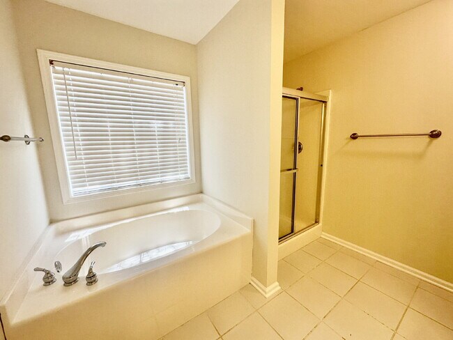 Building Photo - Spacious Four Bedroom Home in Westbury Park!