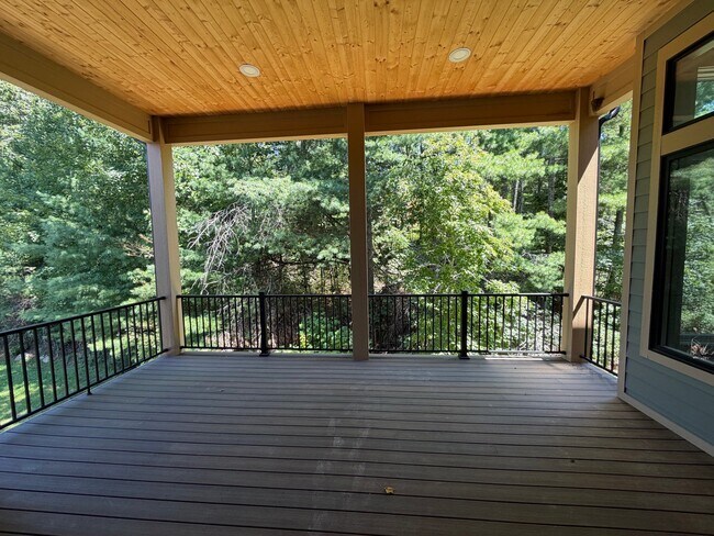 Building Photo - 12 King Heights Dr