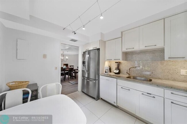 Building Photo - 3611 Oaks Clubhouse Dr