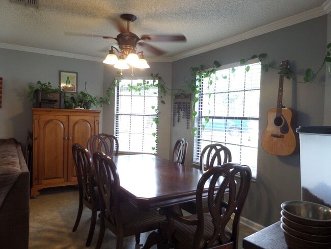 Building Photo - Beautiful 3 bedroom Home