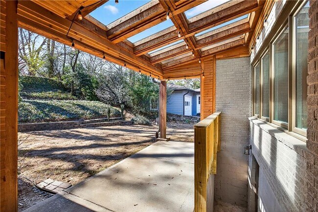 Building Photo - 1319 Chalmette Dr NE