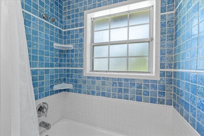 Building Photo - 2425 Bruce Ln