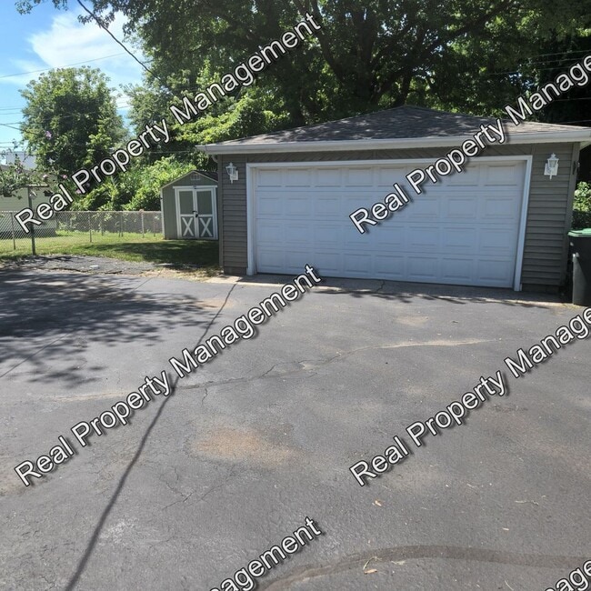 Building Photo - Three Bed Hobart Ranch