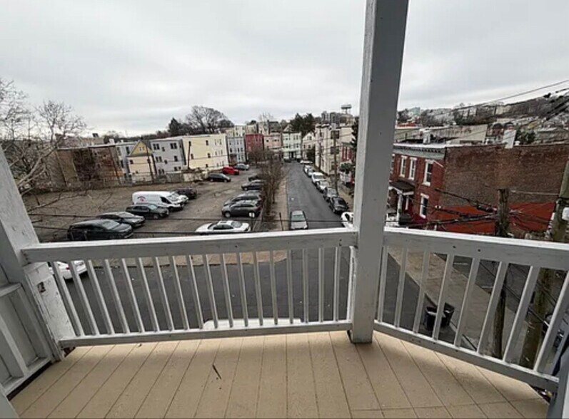 Building Photo - 25 Riverview Pl