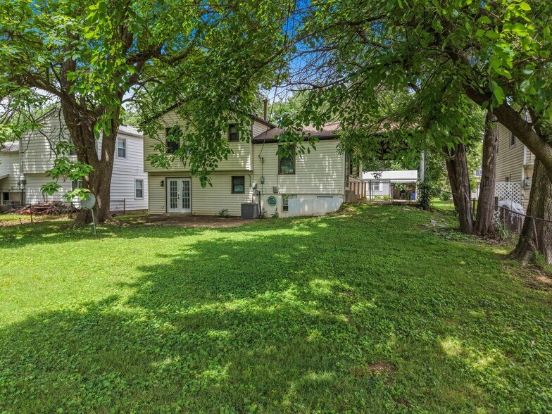 Building Photo - 2390 Teakwood Manor Dr