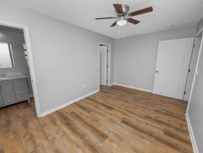 Building Photo - 2912 E Columbus Dr