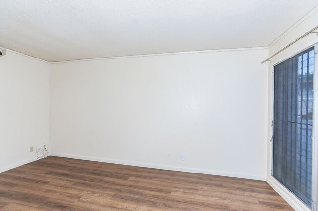 Building Photo - Ridgeway - Renovated two story, 2 bedroom, 1 bath with 1 uncovered parking stall