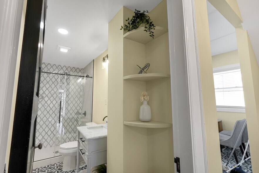 Full bath with walk in shower - 1756 Oak St