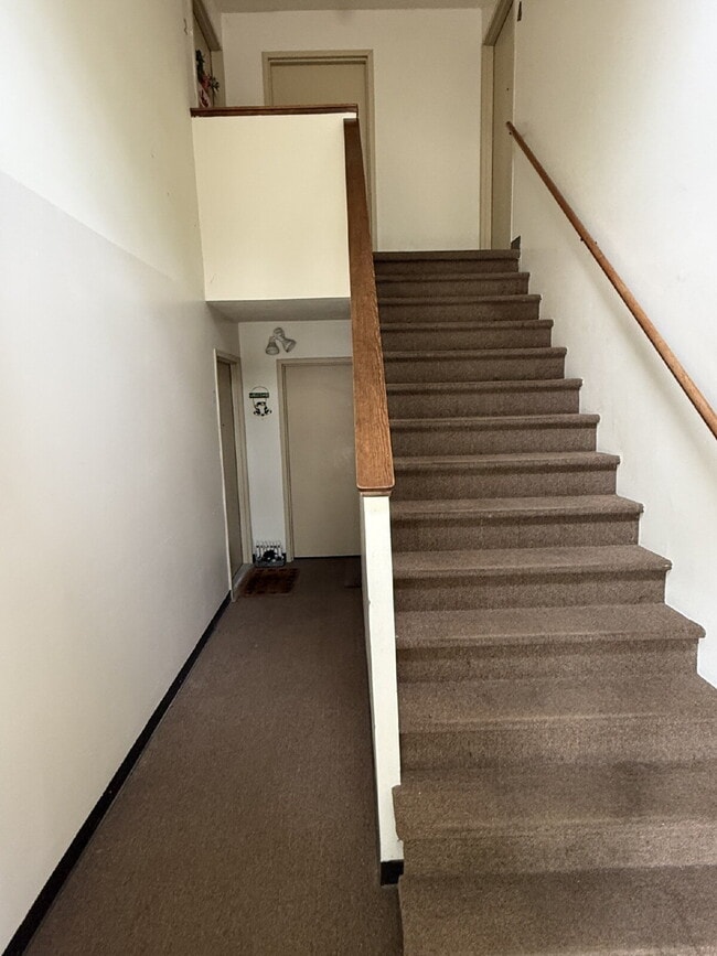 Building Photo - 2 Bedroom Apartment in Hastings – Gas and Water Included – $1,150/mo