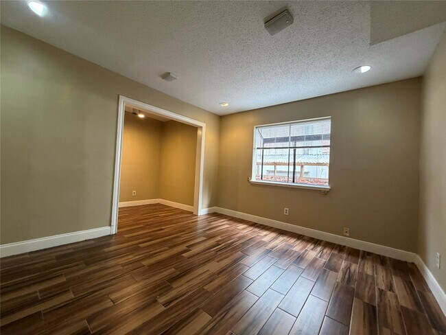 Building Photo - 1901 Brun St