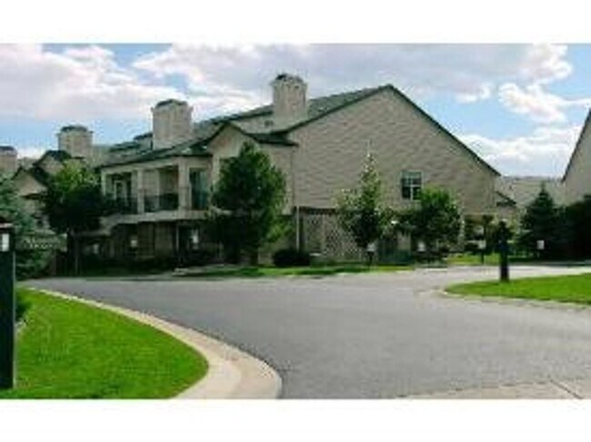 Primary Photo - Saddlebrooke Condo with Views of the Pond ...