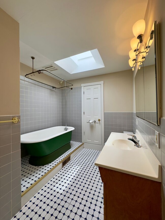 Building Photo - Charming 2 Bedroom/1 Bathroom Townhome with Deck and Parking Pad in South Baltimore!