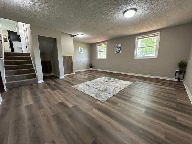 Building Photo - 3 bed, 1 bath home for rent in Maywood edi...