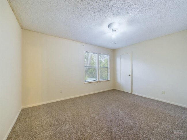 Building Photo - 8502 Lyndon Ln
