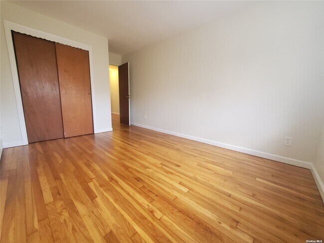Building Photo - 66-46 79th Pl