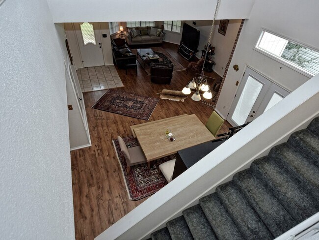 Building Photo - BEAUTIFUL 4 BEDROOM / 2.5 BATH HOME IN MAPLE RUN - FURNISHED