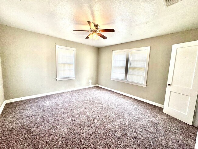 Building Photo - Pre-Leasing - Traditional Home in Tech Terrace near J&B Coffee!