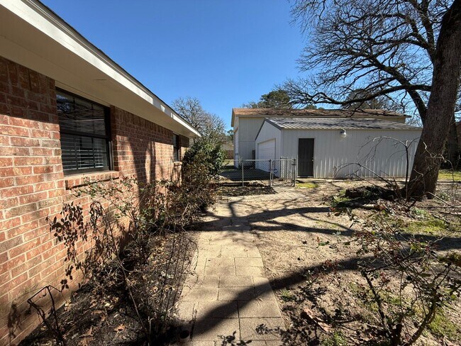 Building Photo - Available-Remodeled 3/2 with 4-Car Garage!