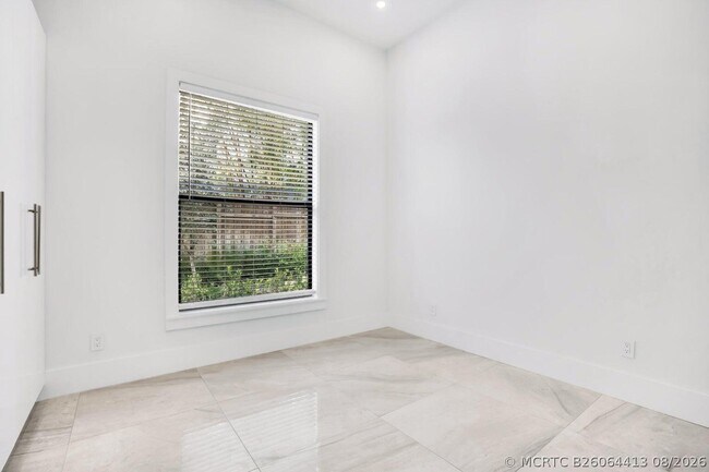 Building Photo - 2517 Oceanview Ave