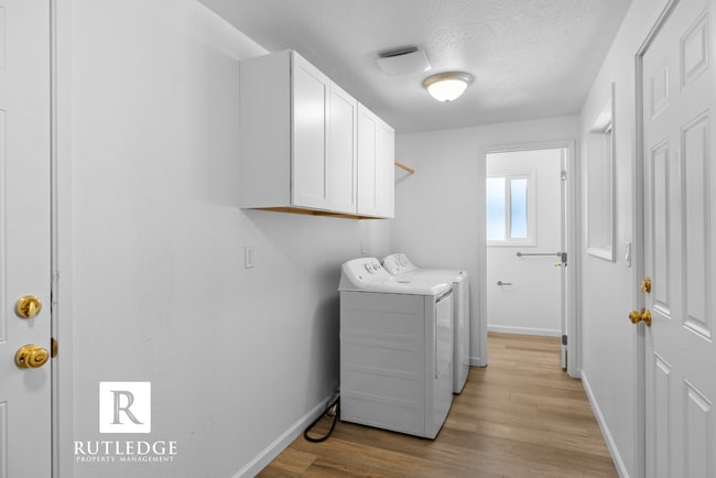 Building Photo - 4 Bedrooms - 2 1/2 Baths - South Medford Living