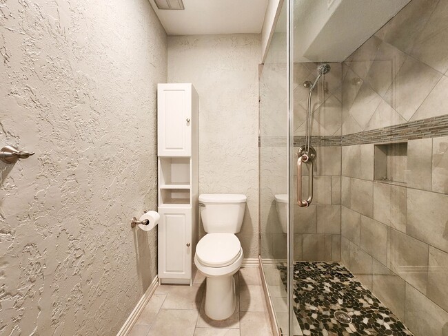 Building Photo - Beautiful 2 bedroom / 1 bath on second floor with gorgeous Houston skyline views. Stainless steel...