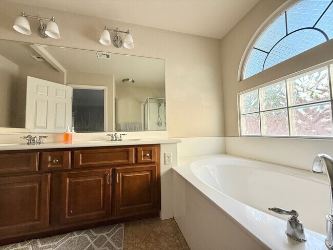 Building Photo - Charming Cul-de-Sac Home with Bonus Room & Backyard