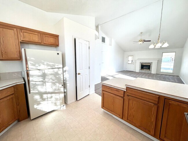 Building Photo - 4650 N Date Palm Ave