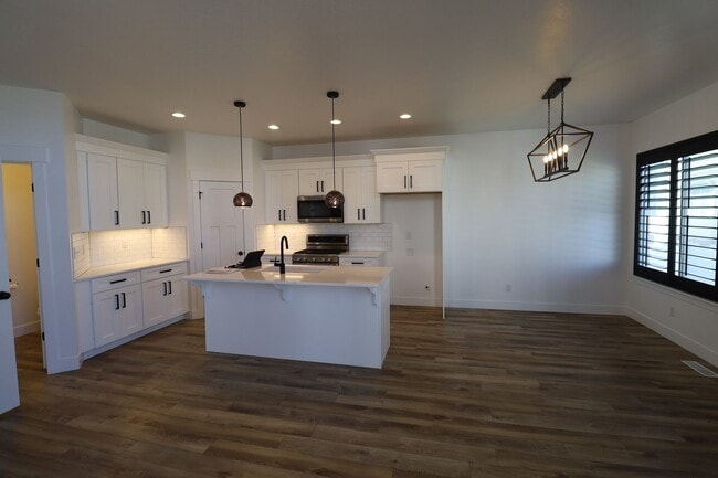 Building Photo - Upgraded Pet Friendly Lehi townhome