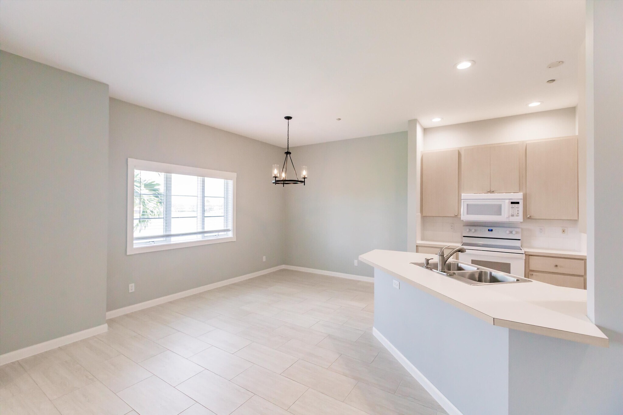 Building Photo - 3200 Village Walk Cir