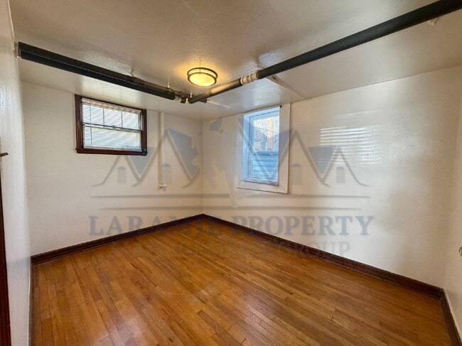 Building Photo - 1 Bedroom Apartment