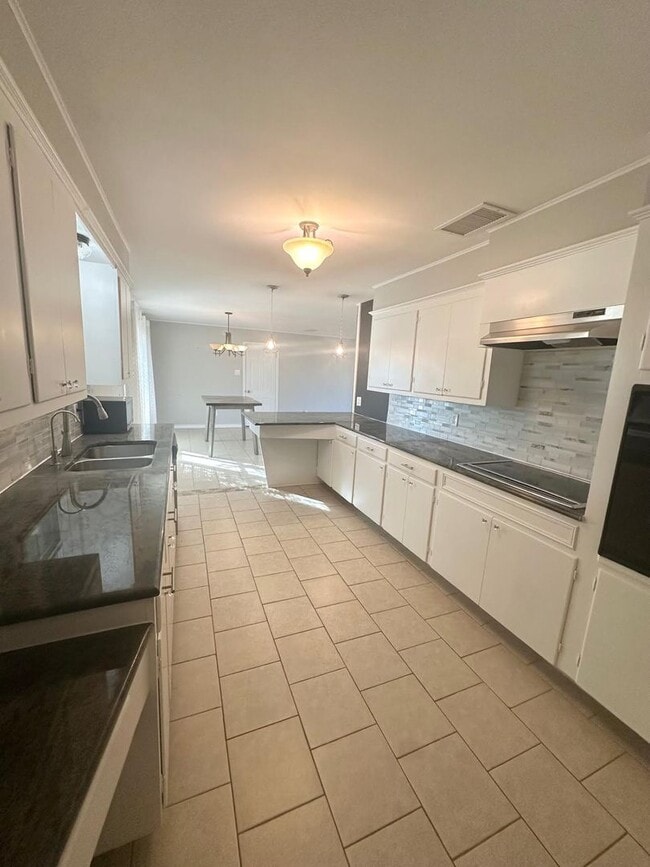 Building Photo - 3 Bed 2 Bath Ready to Rent ASAP! Fully remodeled bathrooms!