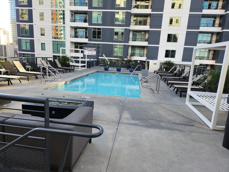 Heated rooftop pool and hot tub - 425 W Beech St
