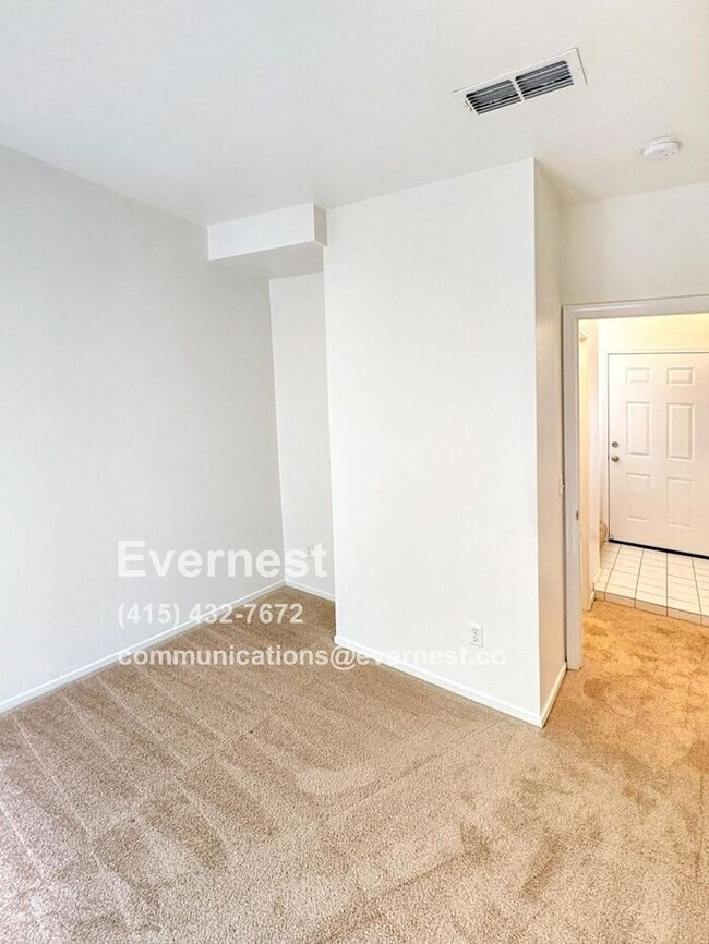 Building Photo - Lovely 2-Bedroom Townhome: Comfort and Con...