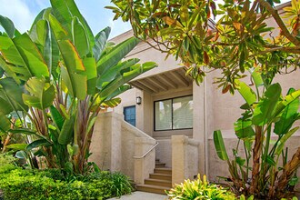 Building Photo - BEAUTIFUL 2 BEDROOM !!!!IN THE HEART OF LA...