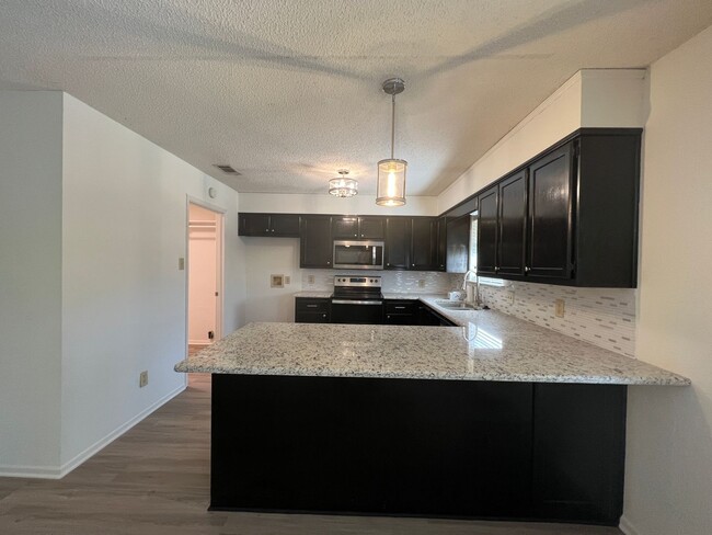 Building Photo - Single Family Home *LEASING SPECIAL AVAILA...
