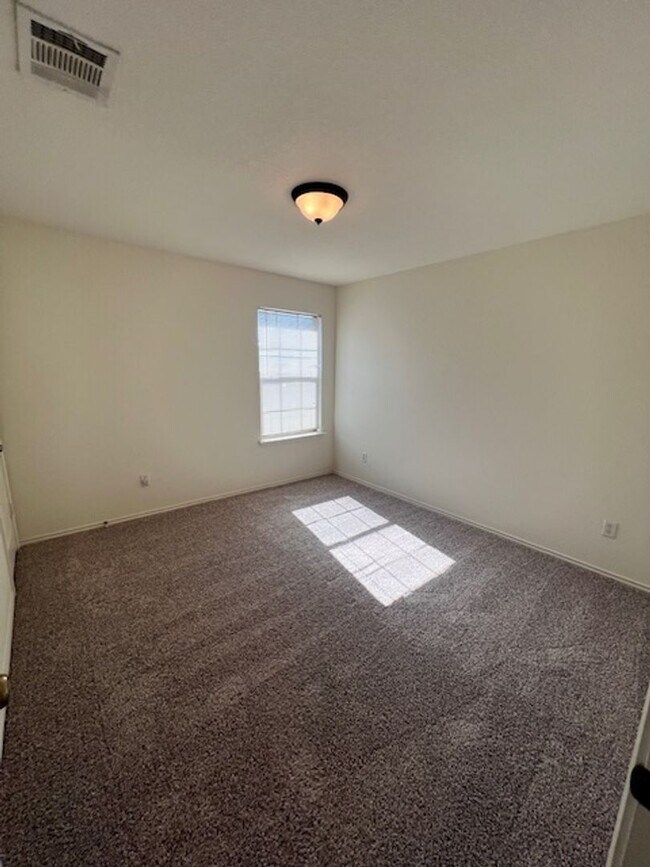 Building Photo - NorthPark / Taylor, TX / 4 bedrooms / Approx 2932 sq. ft. / Refrigerator / Washer & Dryer / New C...